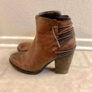Steve Madden Raglin Distressed booties